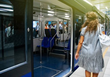 Istanbul Metro sahne tren yakalamak kadınla