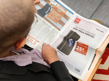 Donald Trump kampanya hakkında okuma adam 
