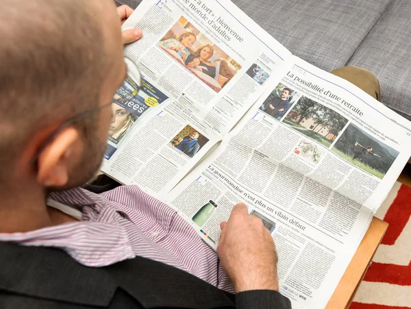 Hombre leyendo sobre pensiones y cómo mantenerse joven —  Fotos de Stock