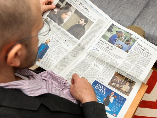 Homme lisant à propos de la résurrection de Mel Gibson dans Le Figaro — Photo