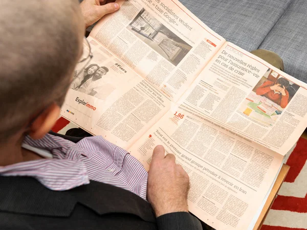 Homem lendo sobre o Google Tax na Europa — Fotografia de Stock