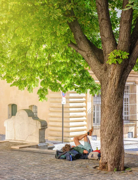 Turista durmiendo descansando en la calle día soleado — Foto de Stock