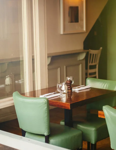 Ancien café restaurant intérieur par une journée ensoleillée — Photo