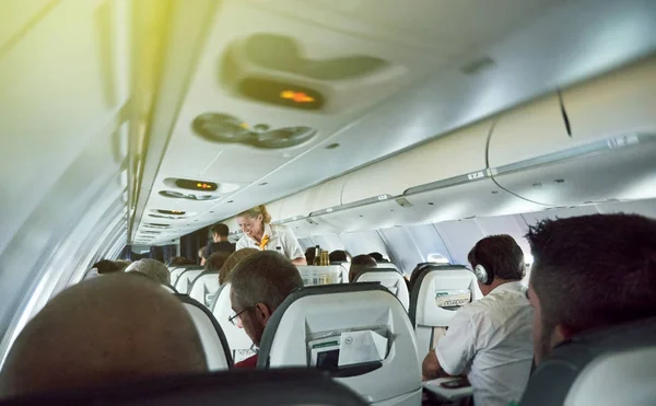Lufthansa Airlines viagem de aventura dentro do avião com steward se — Fotografia de Stock