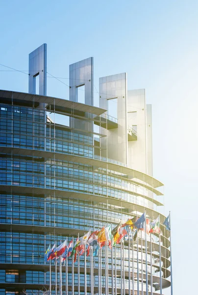Ευρωπαϊκό Κοινοβούλιο, σε μια σαφή ημέρα με όλες τις σημαίες της EE ηλιόλουστη μέρα — Φωτογραφία Αρχείου