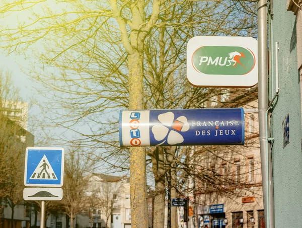 Лотерейные знаки PMU и LOTO de France — стоковое фото