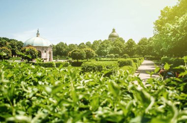 Alman Munchen Dianatempel ile parkta