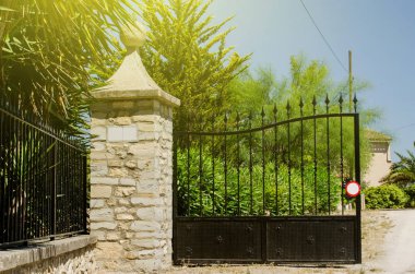 Hacienda'nın kapısı giriş güneşli bir günde