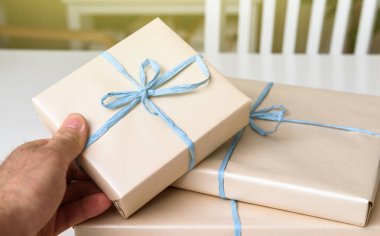 Adam holding mevcut hediye kutusu kağıt sarılı 