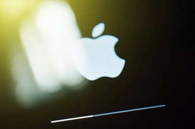 Update çubuğu ile dijital ekranda beyaz Apple bilgisayarlar logosu