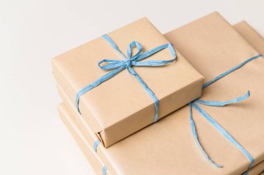 Sarılmış hediye kutuları hediye chirstmas yıldönümünde, düğün