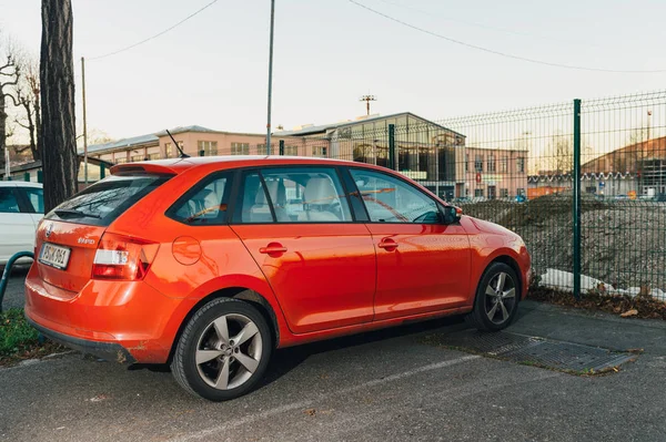 Skoda Octavia - красный автомобиль, припаркованный в городе — стоковое фото