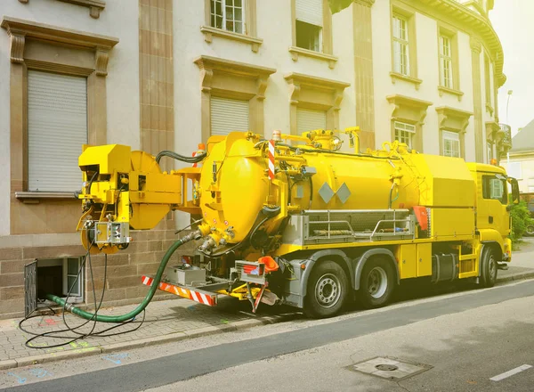 Werkende riolering vrachtwagen werken in stedelijke stad omgeving — Stockfoto