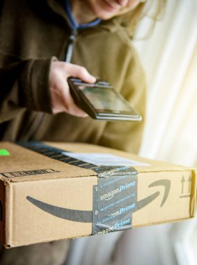 Paket tarama gülen memur ups