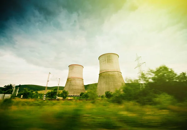 Jaderná elektrárna v zeleném prostředí — Stock fotografie