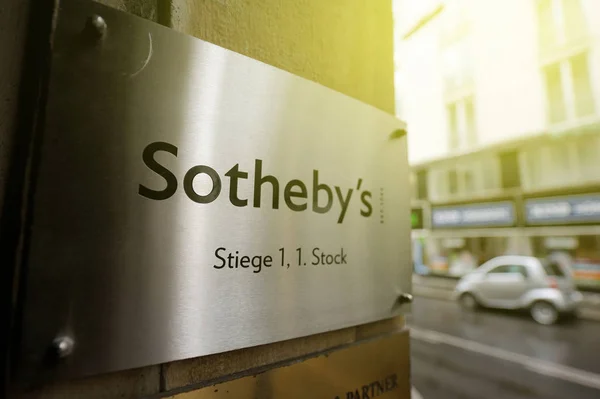 Sotheby's λογότυπο ner γραφείο ηλιόλουστη ημέρα — Φωτογραφία Αρχείου
