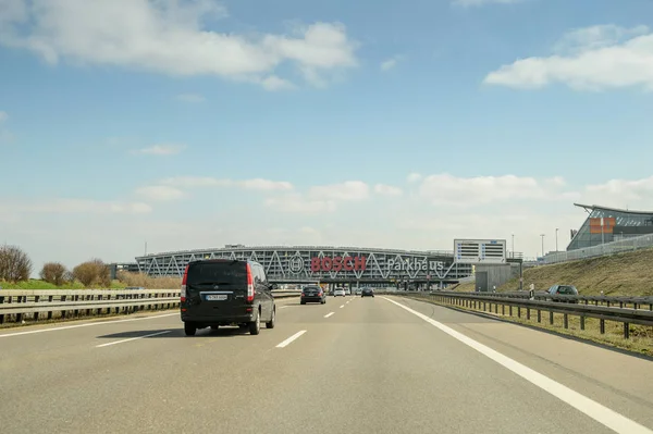 Coches de conducción towar Aeropuerto Aparcamiento en Stuttgart Aeropuerto edificio — Foto de Stock