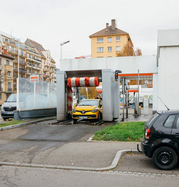 Oto yıkama yıkama sonra adam attching anten Renaul için