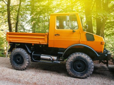 Bir orman yolu üzerinde görüldüğü gibi Unimog dört tekerlekli sürücü araç.