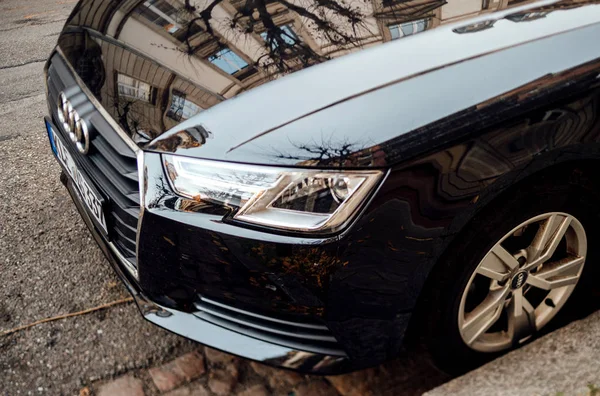 Детали фары роскошного немецкого лимузина Audi — стоковое фото
