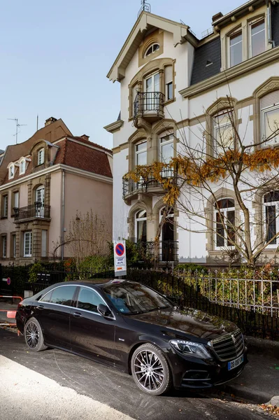 Luksusowe limuzyny Mercedes-Benz S Klasse przed domem — Zdjęcie stockowe