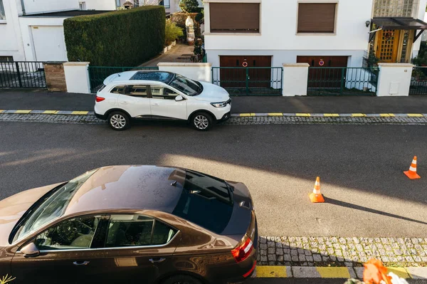 Renault Kadjar, Skoda Octavia e cone de segurança — Fotografia de Stock