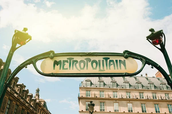 Metropolitain inscription above the entrance to the PAris metro — Stock Photo, Image