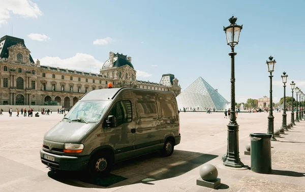 Skåpbil framför Louvren Frankrike — Stockfoto