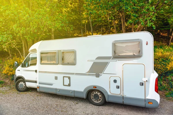 Camping van microbus parcheggiato nella foresta estiva — Foto Stock