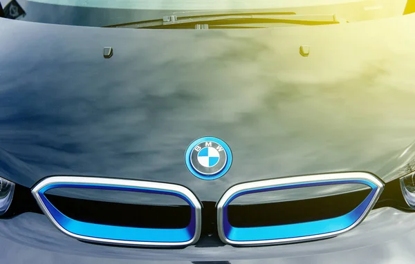 BMW elektrikli otomobil ön radyatör logosu — Stok fotoğraf