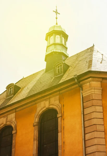 Cruz de iglesia urbana adornada en la parte superior de la catedral católica — Foto de Stock