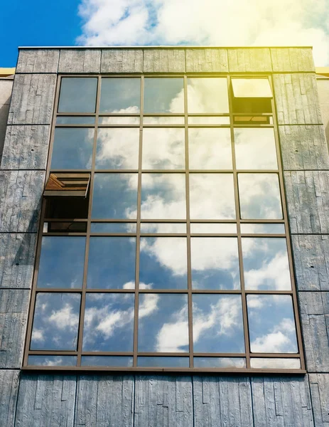 Glazen gevel met wolken reflecties — Stockfoto