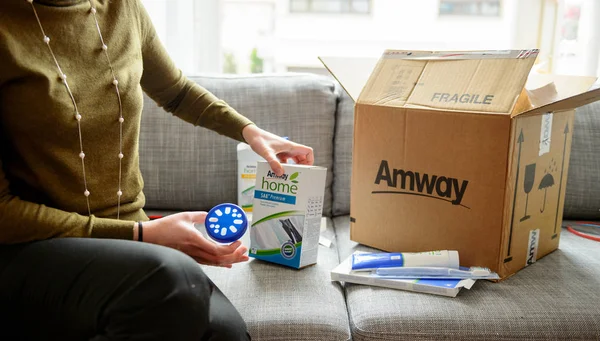 Mujer unboxing box de Amway con diversos productos —  Fotos de Stock