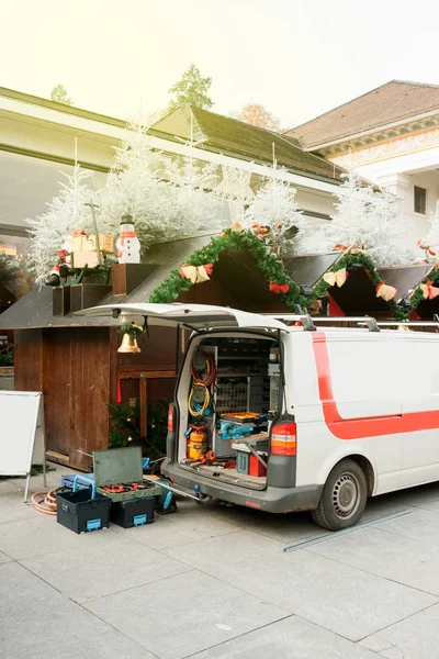 Biały van z różnorodnych narzędzi instalacji rynku Boże Narodzenie — Zdjęcie stockowe