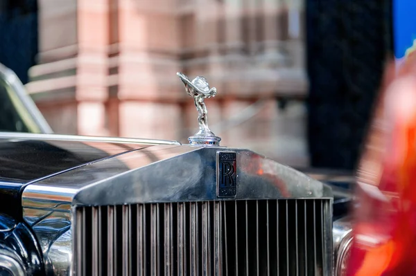 Lujo Rolls-Royce coche de limusina vintage en la ciudad — Foto de Stock