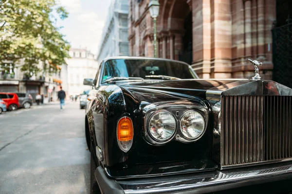 Lujo Rolls-Royce coche de limusina vintage en la ciudad — Foto de Stock