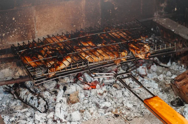 Zubereitung von Fleisch im Kamin — Stockfoto