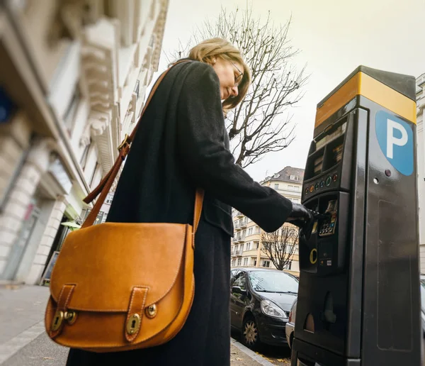 Kobieta płacenie za parking — Zdjęcie stockowe