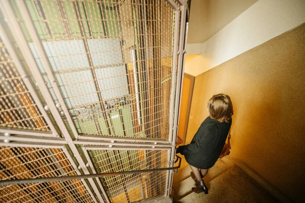 Woman descending stairs of a building — Stock Photo, Image