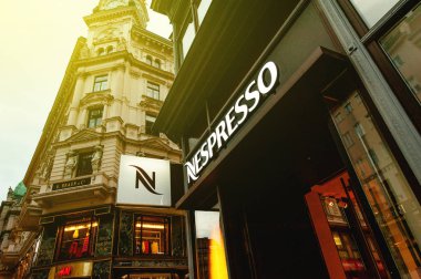 Nespresso Viyana, Avusturya'da bir alışveriş caddesi üzerinde logo depolamak