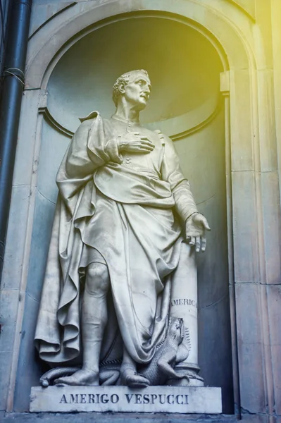 Amerigo Vespucci statue in Florence — Stok fotoğraf