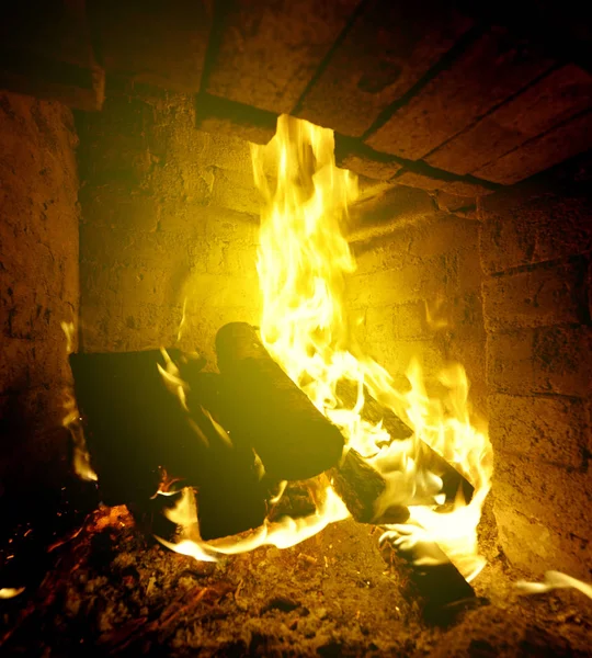 Registro de fuego en la noche de invierno —  Fotos de Stock