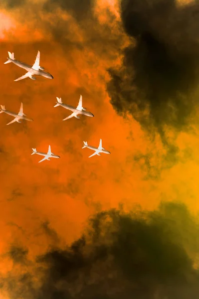 Cinco aviões no céu voando sobre o céu de tempestade laranja — Fotografia de Stock