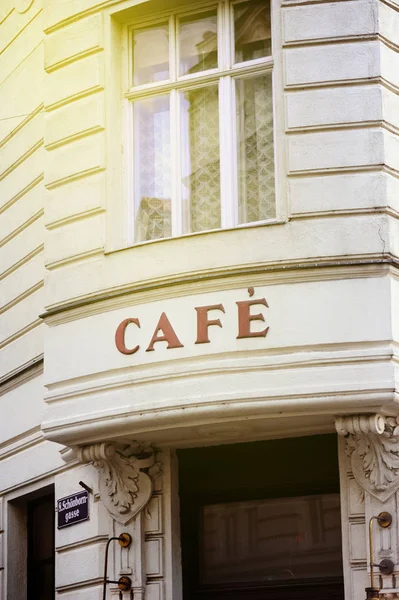 Französisches Café in Wien an einem sonnigen Tag — Stockfoto