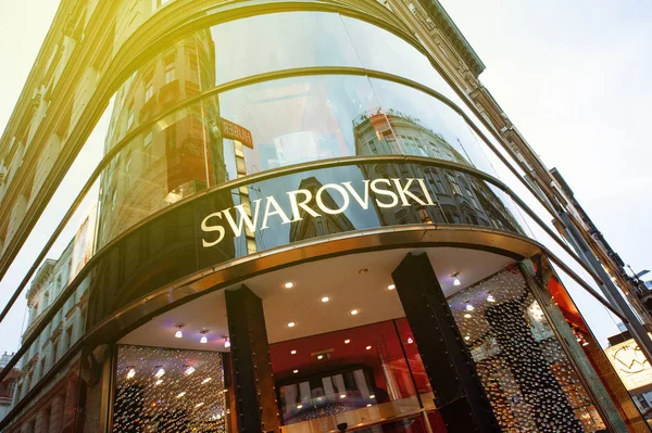 Swarovsky przechowywać logo na ulicy handlowej w Wiedniu, na — Zdjęcie stockowe