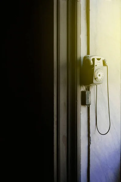 Παλιά vintage τηλέφωνο στον τοίχο με ηλιόλουστη μέρα — Φωτογραφία Αρχείου