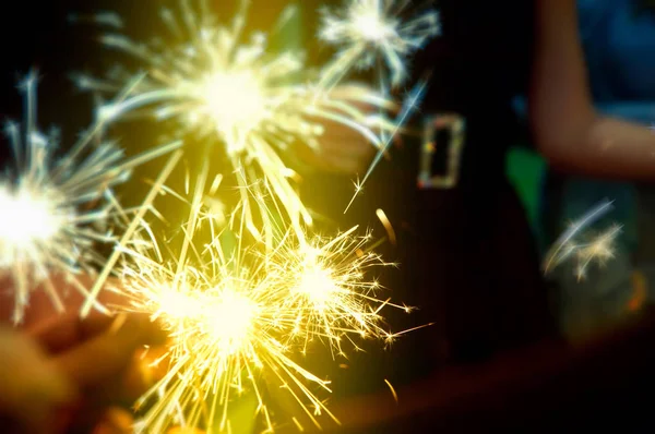 Sparkler em mãos em um partido pronto para celebrar — Fotografia de Stock