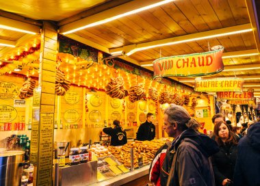 İnsanlar Noel Pazar Strasbourg Fransa ziyaret
