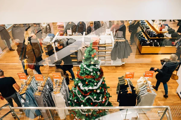Lagra med julgran och shoppare — Stockfoto