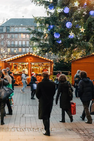 Majestueux sapin de Noël en ville — Photo